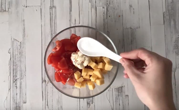 Можете да добавите сол и черен пипер на вкус.