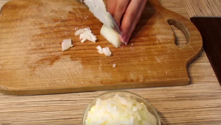 Смелете лука.