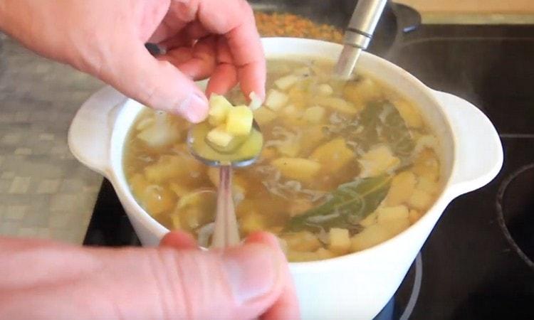 Vérifiez que les pommes de terre sont prêtes.