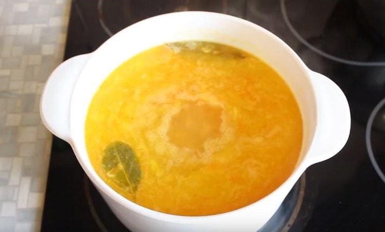 Adăugați boabe de ardei și frunze de dafin.