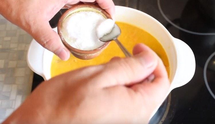 Sareți vasul puțin.