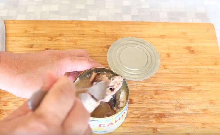 Deschide conservele și bucățile mari de pește frământă puțin cu o furculiță.