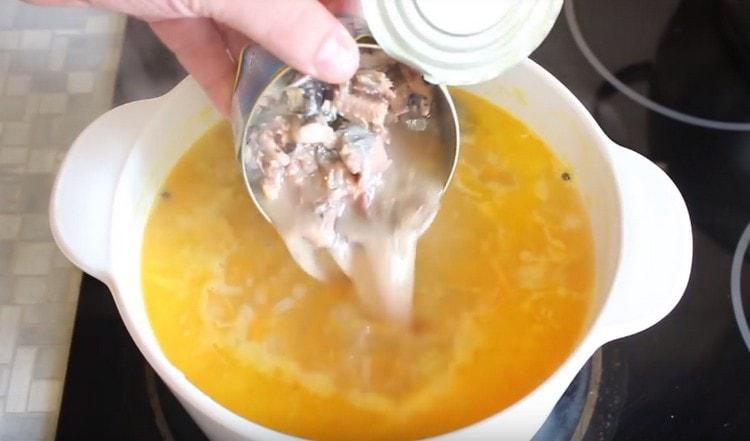 Ne transferăm produsele din conserve în supă.