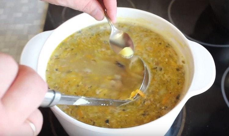 Gătim vasul până când cartofii sunt gata.