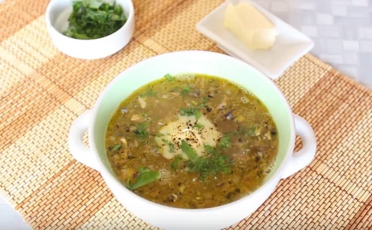 Când serviți saury, puteți pune o felie de unt în supa de conserve de pește.