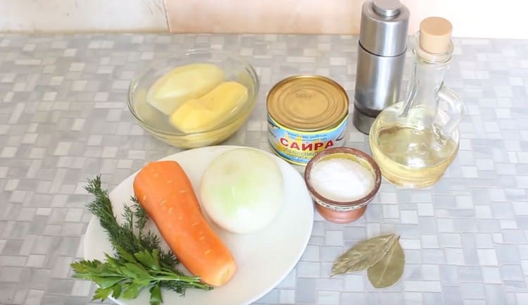 Curățăm și spălăm ceapa, cartofii, morcovii.