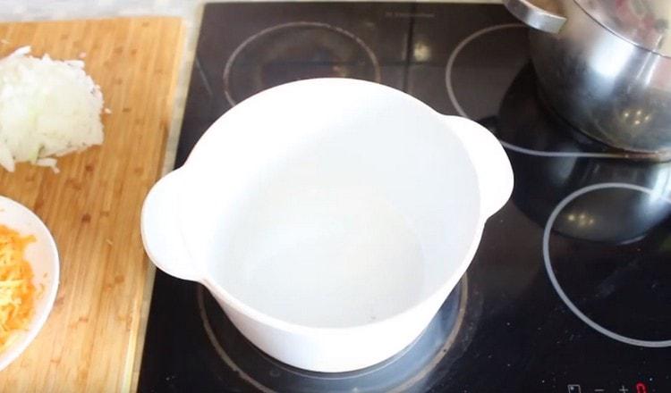 Punem o tavă cu fundul gros pe aragaz, turnăm puțin ulei vegetal.