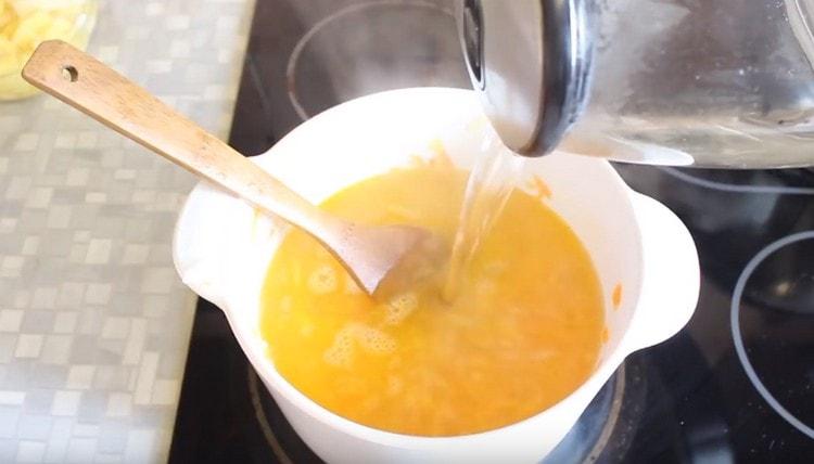 Umpleți totul cu apă.