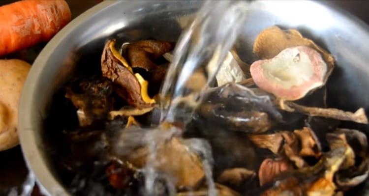 Se toarnă ciuperci uscate cu apă clocotită.