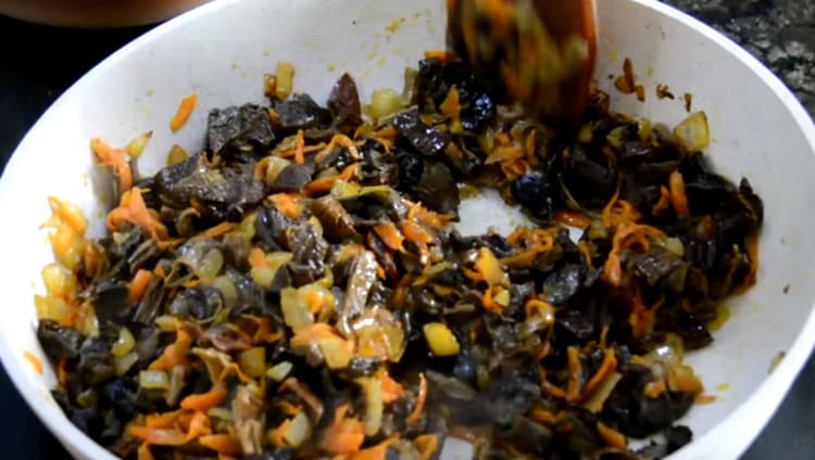 Adăugați ciupercile la friptură, fierbeți-le împreună.