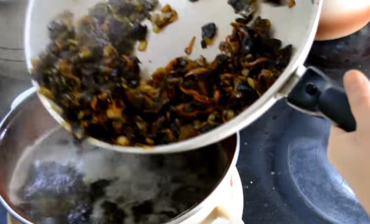 Puneți prăjitul în supă.