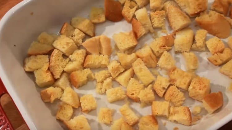 Сухарите трябва да са добре покафенели.