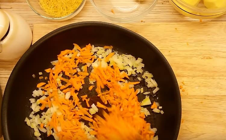 Vaření cibule a mrkve.