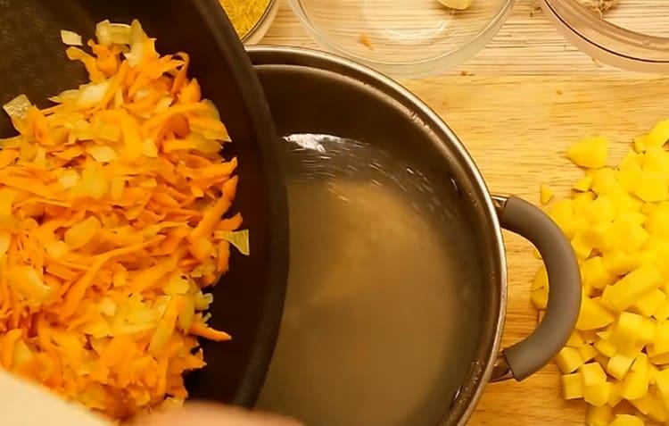 Vložte smažení do polévky.