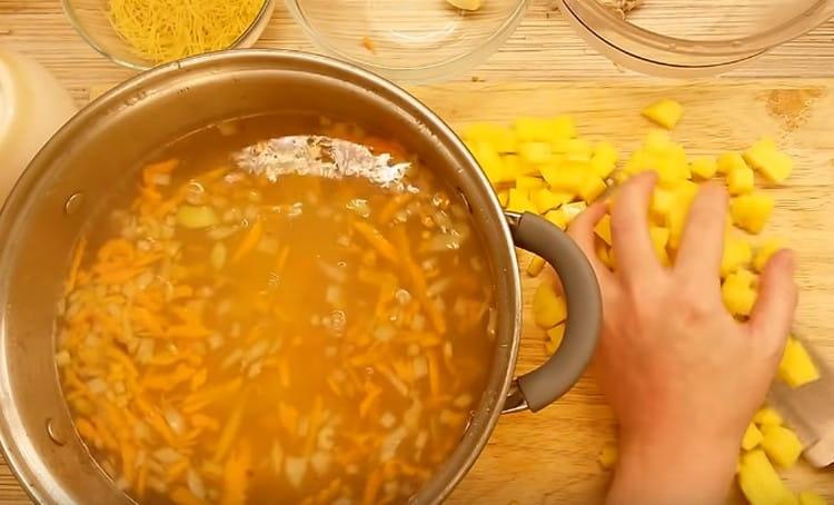 Do polévky posíláme brambory.