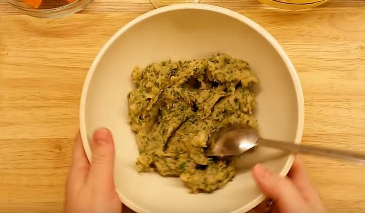 maso prochází mlýnkem na maso a smícháno s nasekanými bylinkami.