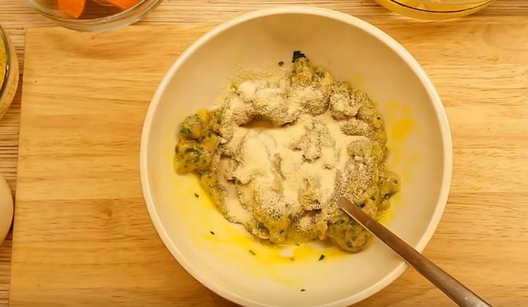 Přidejte k mletému masu vejce a krupici, promíchejte.