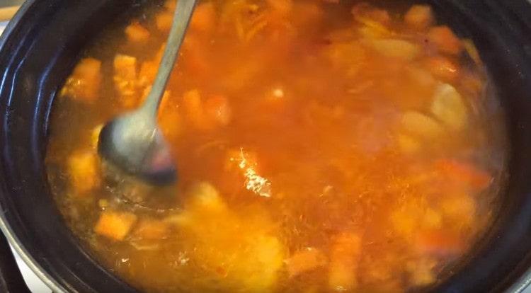 Fierbeți vasul încă câteva minute.