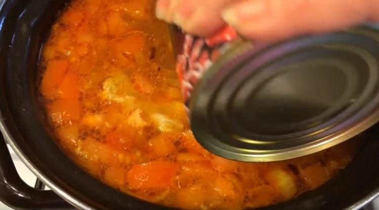 Este timpul să adăugați conserve de fasole.