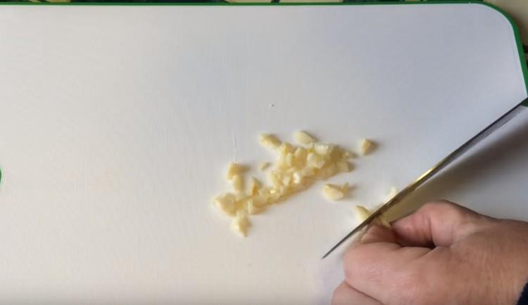 Se macină usturoiul în orice mod convenabil.