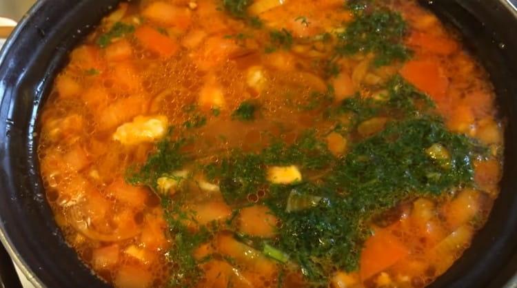 La sfârșit, adăugați verdeață tocată în supă.