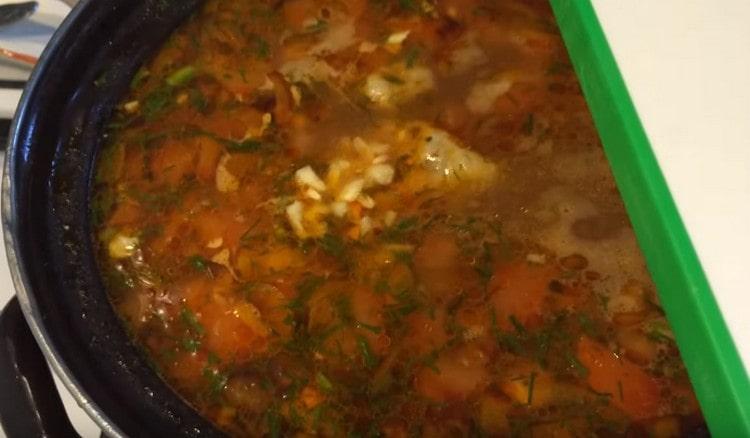 Întindeți usturoiul în ciorbă.