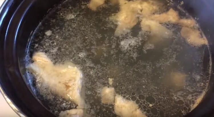 Mai întâi, puneți carnea la gătit.