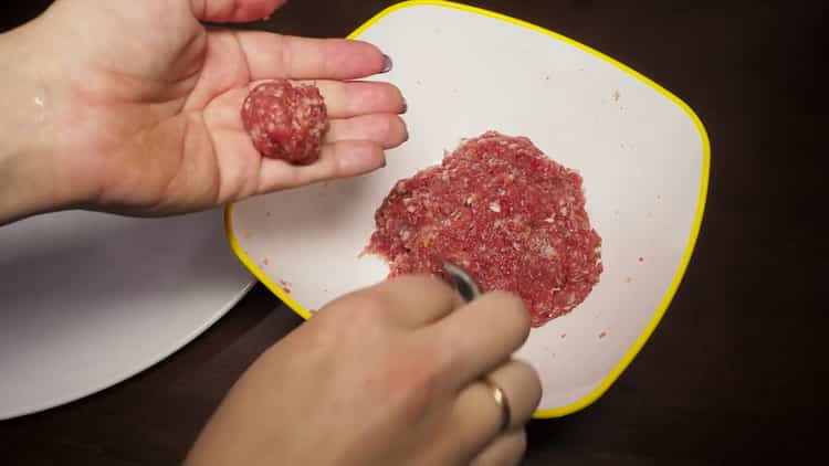 Rulează bilele de carne tocată pentru a face supă