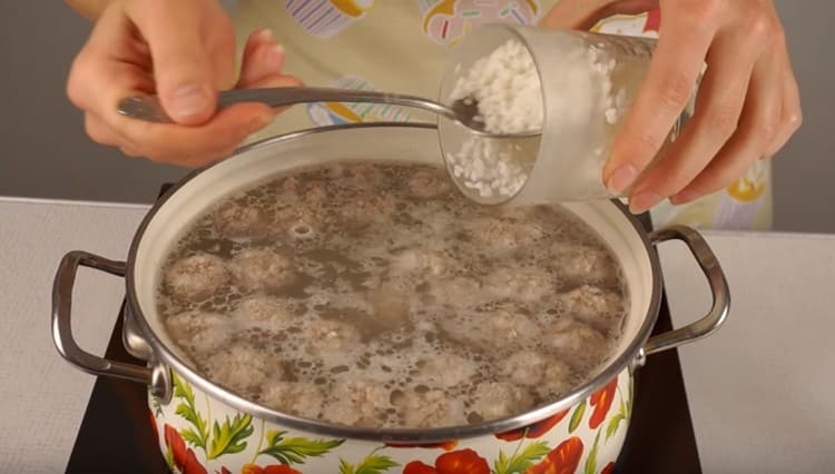 Unte el arroz en la sopa.