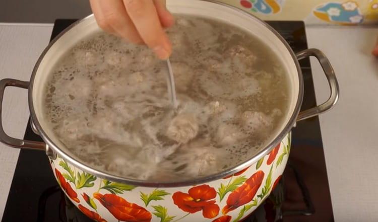 Mezcle el plato, cocine por otros 15 minutos.