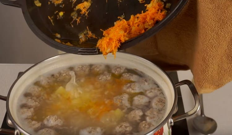 Pon la fritura en la sopa.