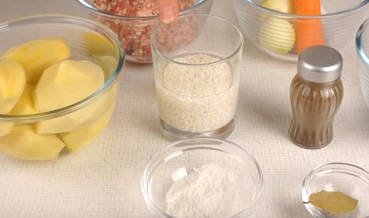 El arroz se debe lavar y dejar en remojo en agua.