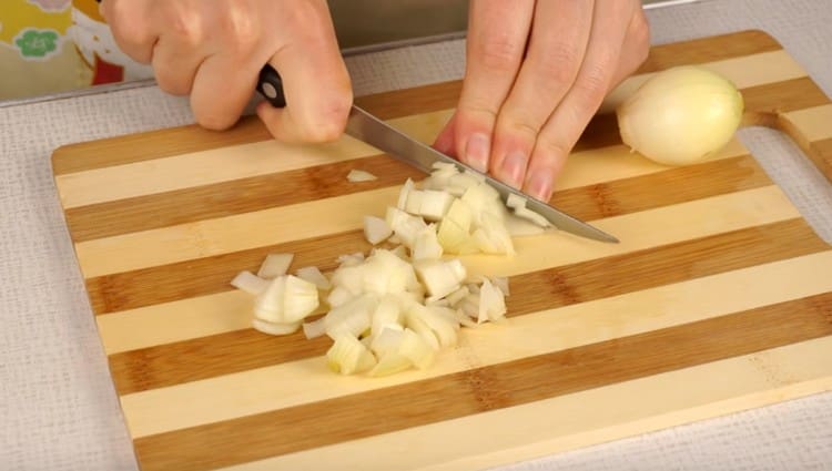 Pica finamente la cebolla.