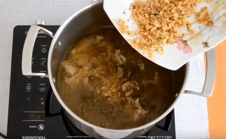 Adăugați nuci în ciorbă.