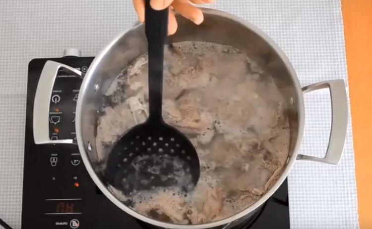 Gatiti carnea. îndepărtarea spumei dacă este necesar.