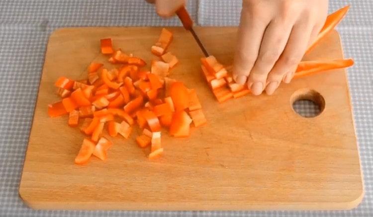 Tăiați ardeiul gras.