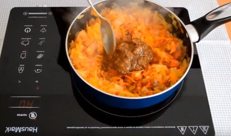 Asigurați-vă că adăugați la sosul tkemali prăjit.