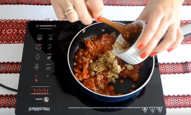 Do cibule přidejte rajčatovou pastu a směs česneku a ořechů.