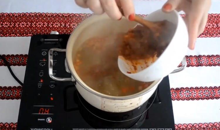 Posuneme smažení do vývaru.