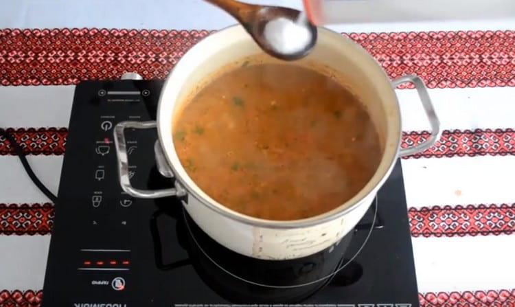 Ujistěte se, že přidáte nasekané dno k misce, sůl.