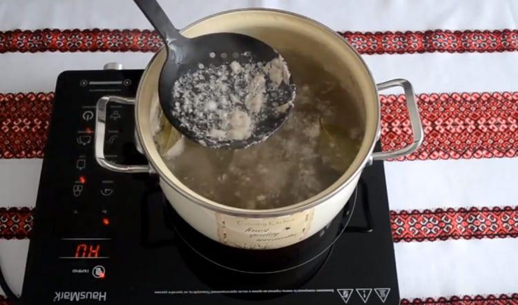 Když se vývar vaří, vyjměte z něj pěnu.