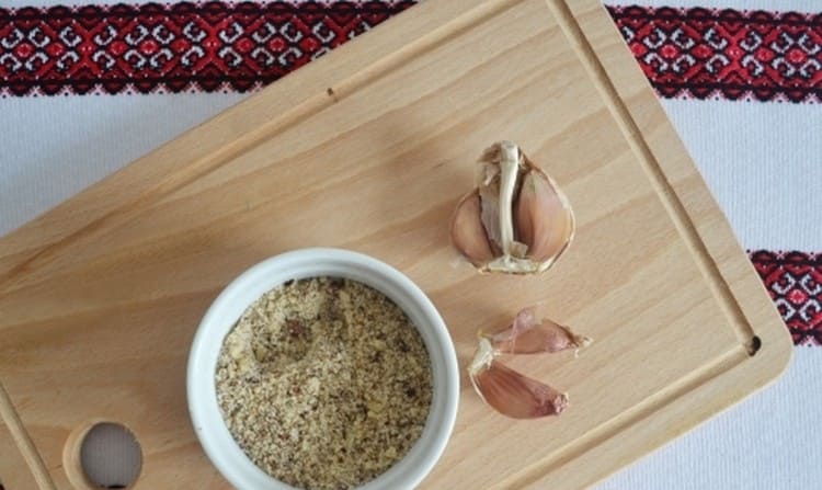 Rozdrťte ořechy a přidejte do nich česnek.