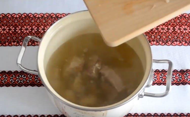 Posíláme maso zpět do vývaru, přivedeme k varu.