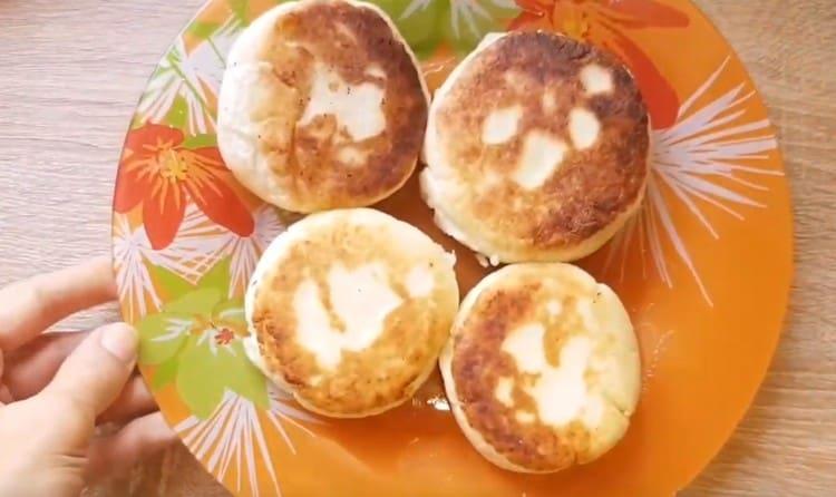 Syrniki sin huevos resulta magnífico y fragante.