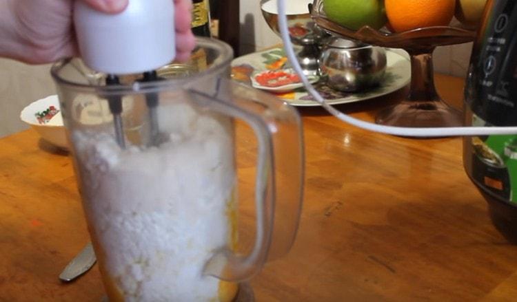 Batir la masa con una licuadora.