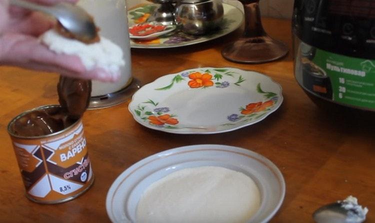 Hacemos un pastel de requesón, le ponemos una cucharada de leche condensada.