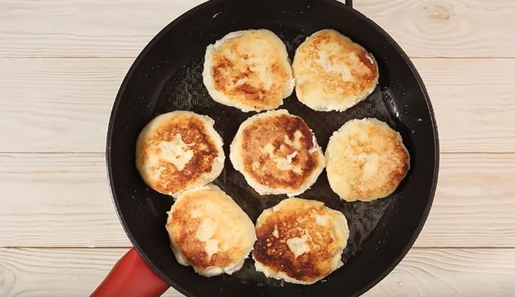 Întoarceți produsele astfel încât să se prăjească pe ambele părți.