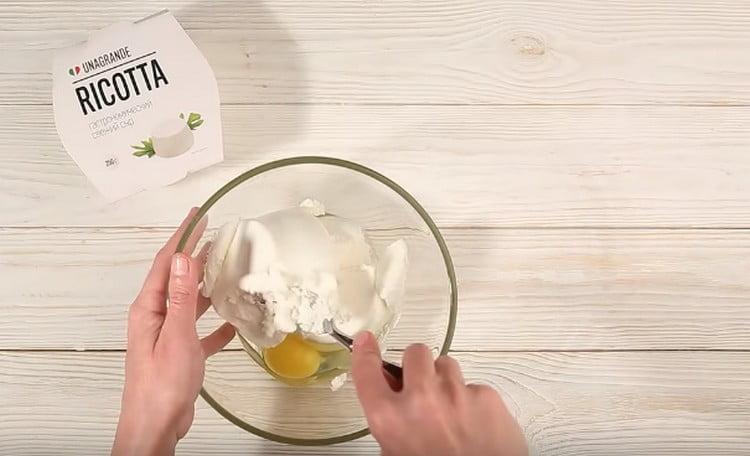 Adăugați oul în caș.