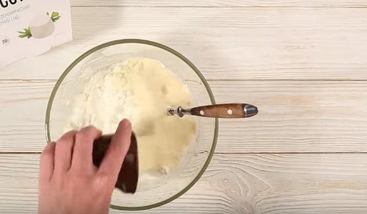 Adăugați amestecul de zahăr și semințe.