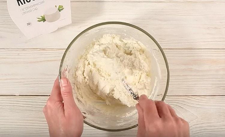 Ultima o introducem în masa de făină și amestecăm din nou.